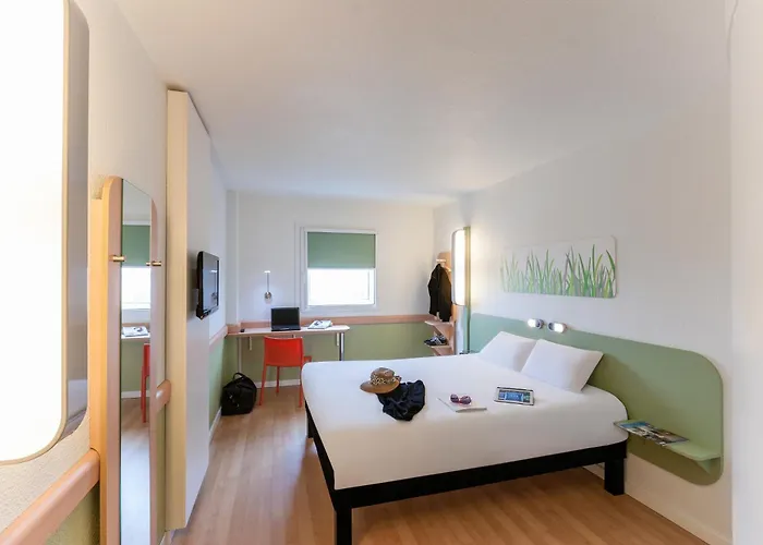 Ibis Budget Valencia Aeropuerto מלון *