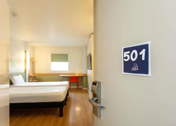 Ibis Budget Valencia Aeropuerto מלון