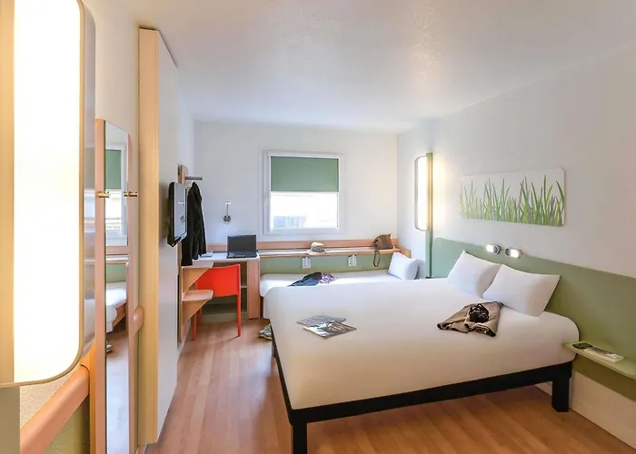 Ibis Budget Valencia Aeropuerto מלון *